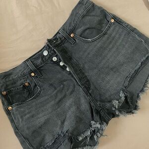 Levi Black Wash distressed Shorts